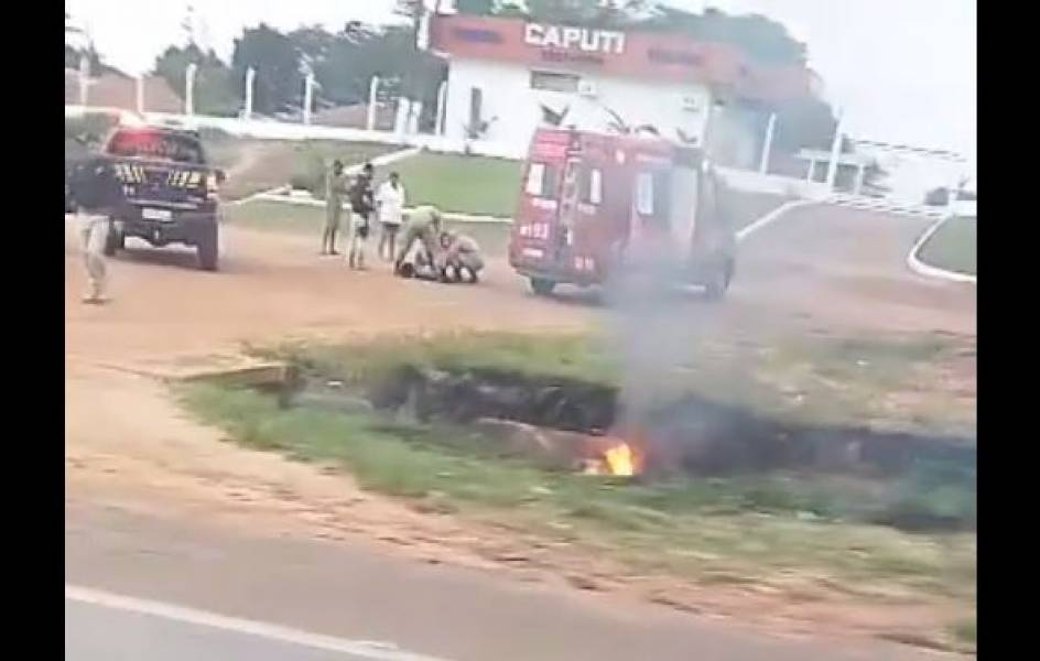 Vídeo mostra moto pegando fogo após cair em valeta; ASSISTA Vídeo mostra moto pegando fogo após cair em valeta; ASSISTA