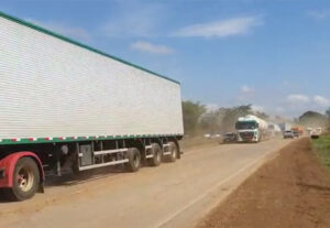 Vídeo: bloqueios em rodovias federais seguem em apenas 4 cidades de Rondônia Vídeo: bloqueios em rodovias federais seguem em apenas 4 cidades de Rondônia
