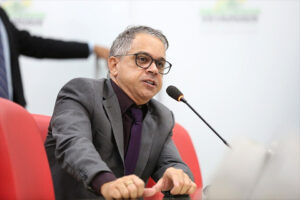 Geraldo da Rondônia quer regulamentar lei para policiais desmembrarem meliantes com facão Geraldo da Rondônia quer regulamentar lei para policiais desmembrarem meliantes com facão