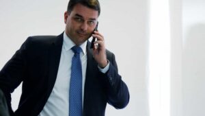 Flávio quer indicar corregedor da Receita para defesa nas ‘rachadinhas’ Flávio quer indicar corregedor da Receita para defesa nas ‘rachadinhas’