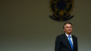 Bolsonaro assina ficha de filiação ao PL e sela casamento com Centrão Bolsonaro assina ficha de filiação ao PL e sela casamento com Centrão