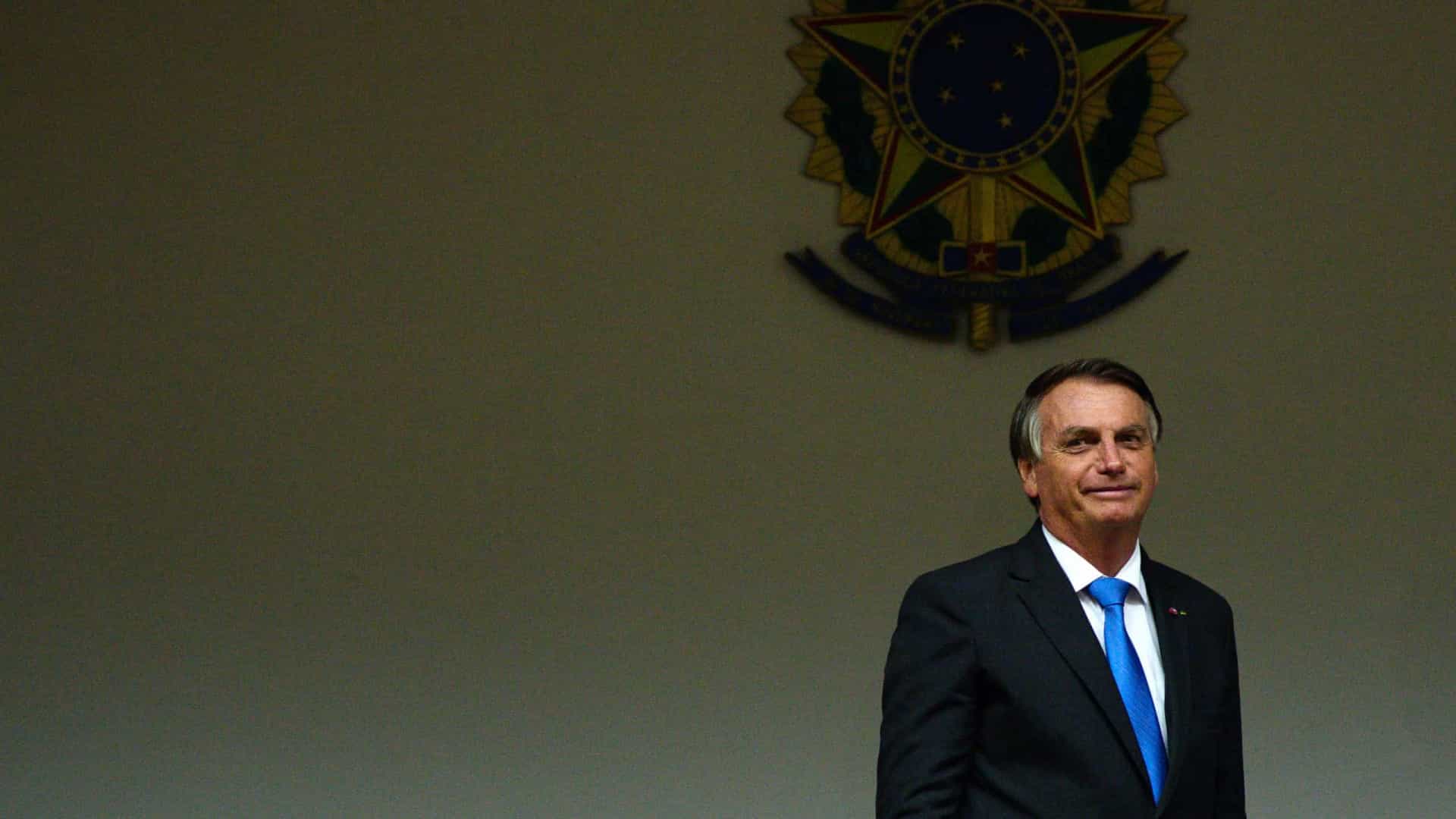 Bolsonaro assina ficha de filiação ao PL e sela casamento com Centrão