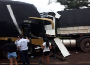 Colisão frontal entre ônibus e carreta deixa três pessoas mortas na BR-364 Colisão frontal entre ônibus e carreta deixa três pessoas mortas na BR-364