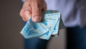 Idosa registra ocorrência após receber R$ 15 mil em sua conta bancária Idosa registra ocorrência após receber R$ 15 mil em sua conta bancária
