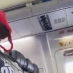 Passageiro é expulso de avião por usar calcinha fio-dental como máscara; veja vídeo