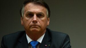 TCU põe em banho-maria julgamento de gastos de Bolsonaro com cartão TCU põe em banho-maria julgamento de gastos de Bolsonaro com cartão