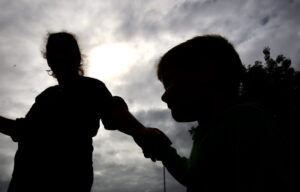Mulher é sequestrada enquanto caminhava com a filha na capital Mulher é sequestrada enquanto caminhava com a filha na capital