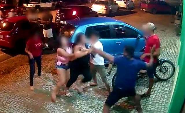 BRIGA – Homem é preso por agredir namorada na frente de casa noturna