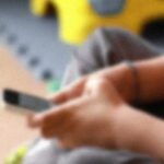 Aluno tenta agredir professor com pedrada após não ter permissão para usar celular na sala de aula Aluno tenta agredir professor com pedrada após não ter permissão para usar celular na sala de aula