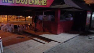 Homem é espancado por populares após atear fogo em lanchonete no interior de RO Homem é espancado por populares após atear fogo em lanchonete no interior de RO