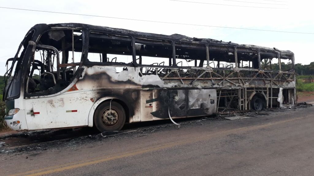 Ônibus após pegar fogo