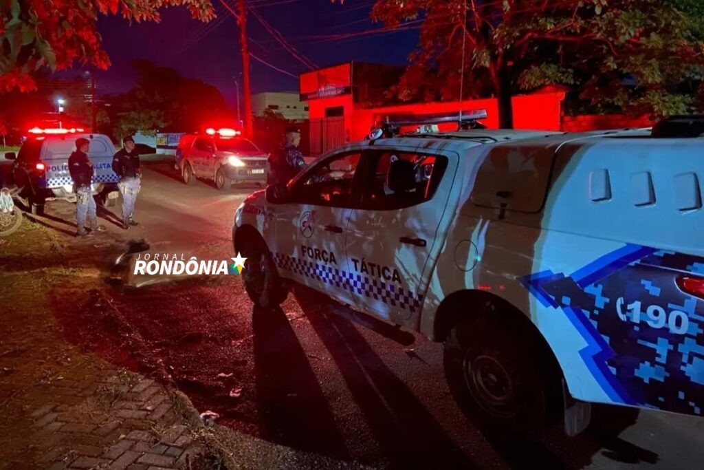 O criminoso identificado apenas como "Romildo" em determinado momento da discussão sacou uma arma de fogo e atirou nas duas vítimas.