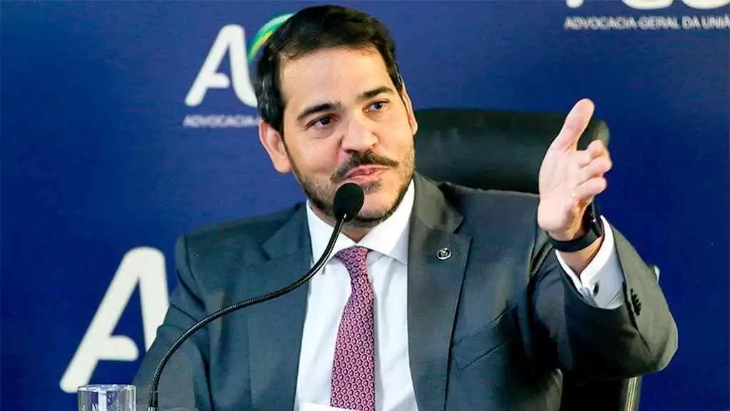 O advogado da União, Jorge Messias, questiona a votação no Congresso sobre o IOF